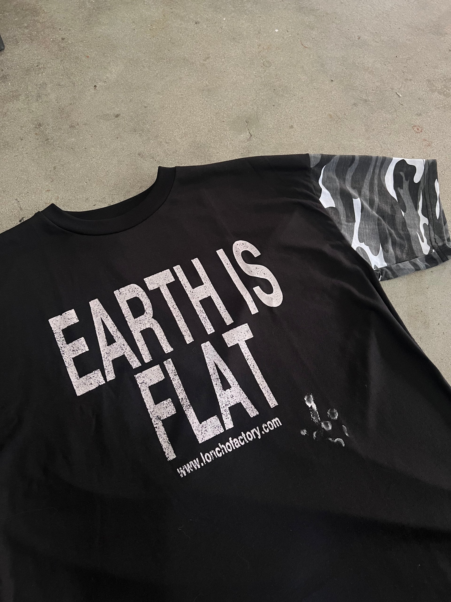 M-69 EARTH IS FLAT CROPPED TEE