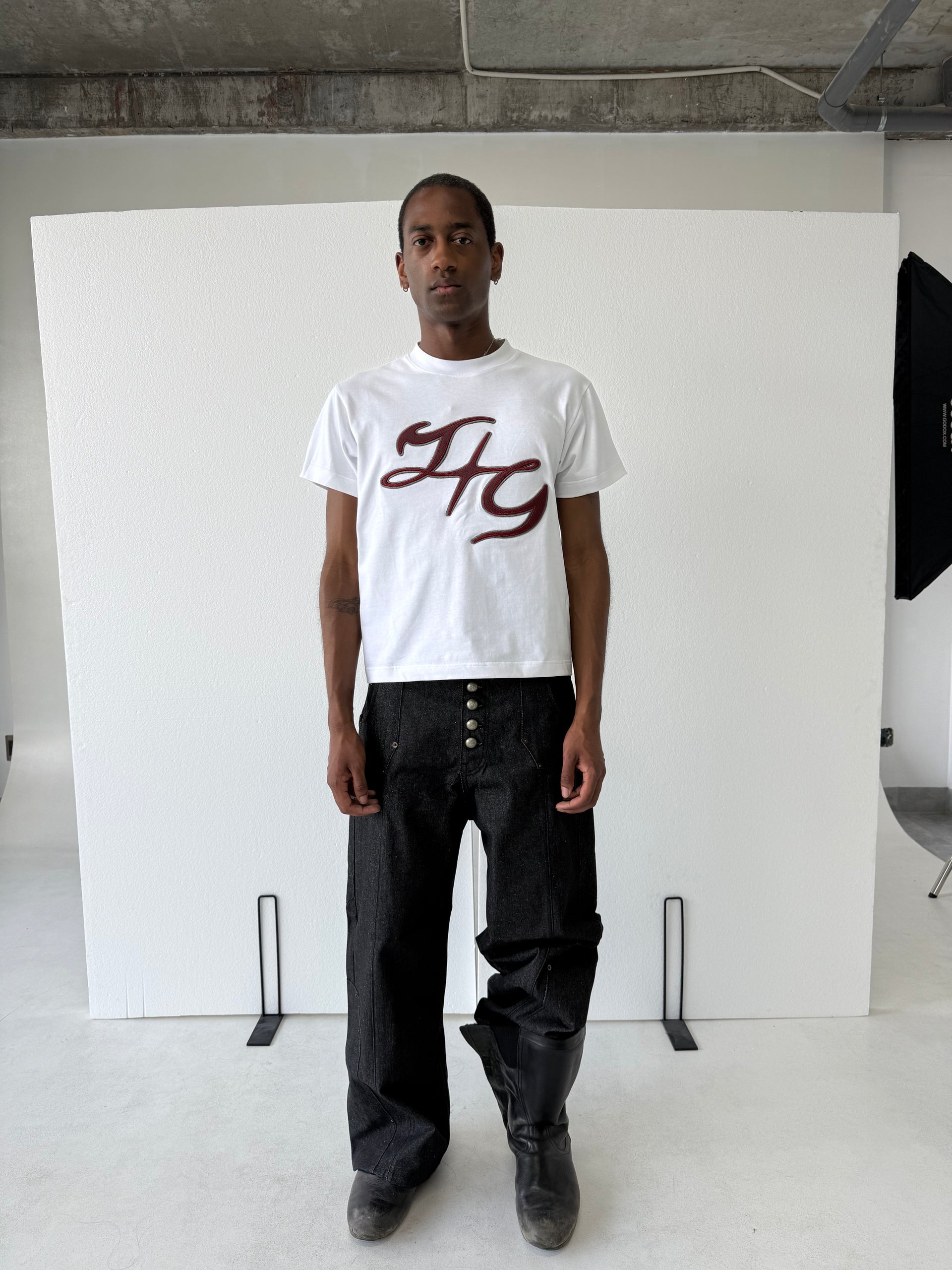 LONCHO “LEATHER LOGO TEE” WHITE